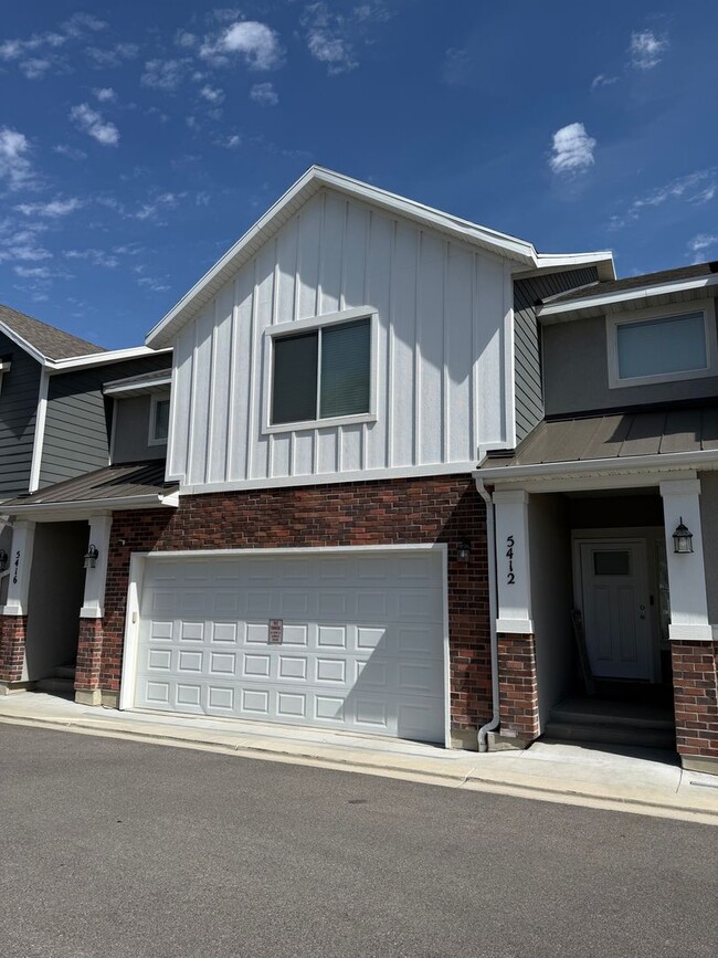 Building Photo - Beautiful town home for rent.
