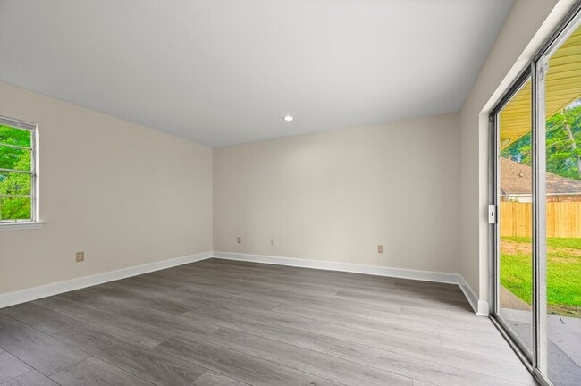 Building Photo - 2662 Brentwood Dr