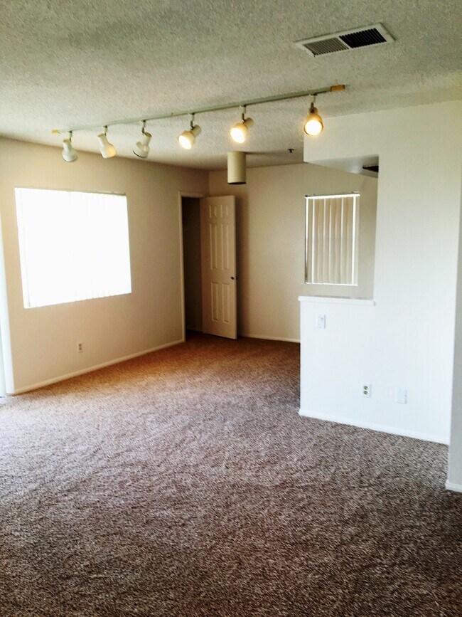 Building Photo - r287