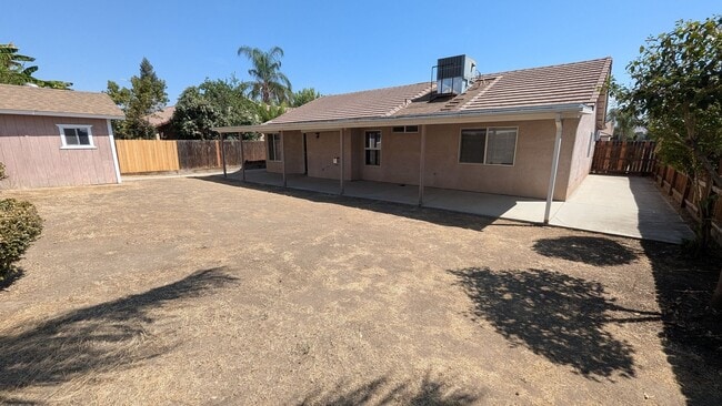 Building Photo - Beautiful Westside 3 Bedroom 2 Bath Home