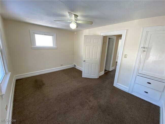 Building Photo - 5161 Greenhurst Dr