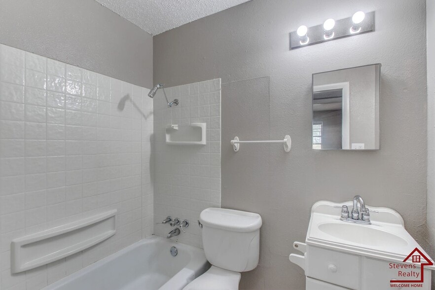 Building Photo - 4910 NW Pollard Ave