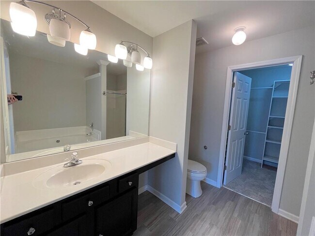 Building Photo - 2048 Lakeshore Overlook Dr