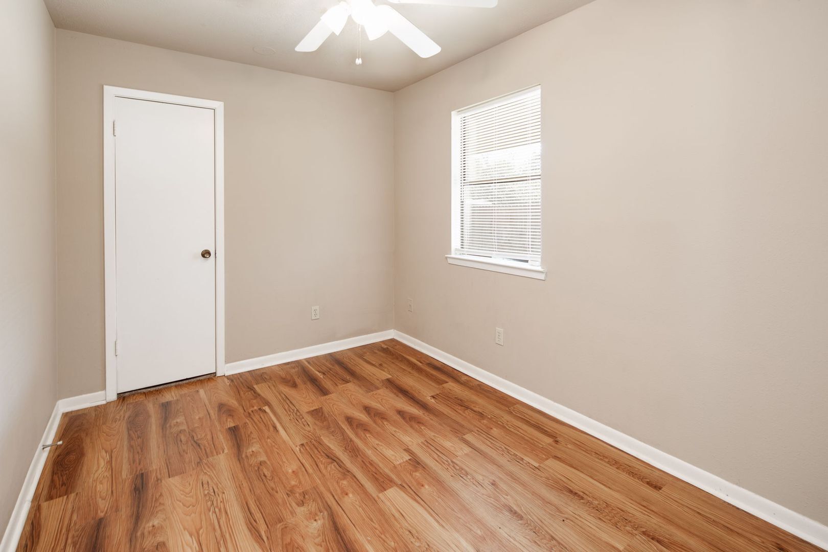 Building Photo - JUNE SUBLEASE!!!!  Adorable 3 Bedroom 2 Bathroom Home with Yard and 2 Car Garage!