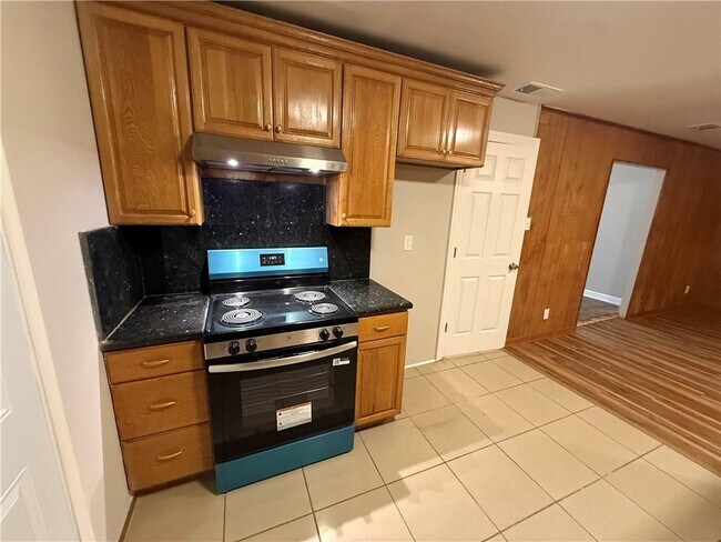 Building Photo - 505 Newport Dr W