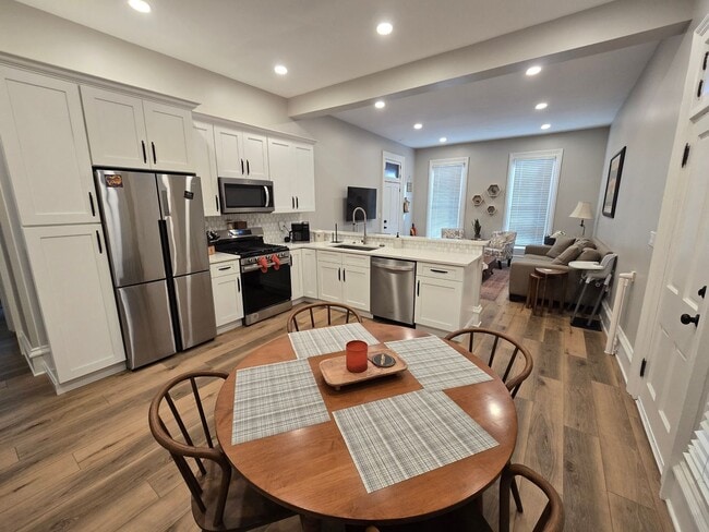 Building Photo - Full Furnished 2 Bed/1 Bath with Utilities Included