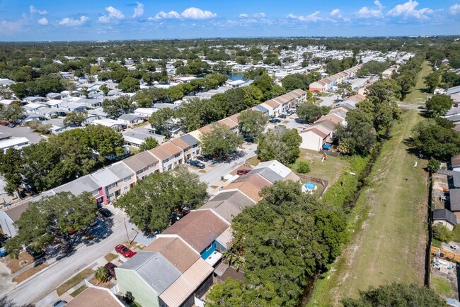 Building Photo - 2bedroom 1.5 Bath Town home **