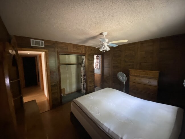 Building Photo - 18601 Honeysuckle Ln