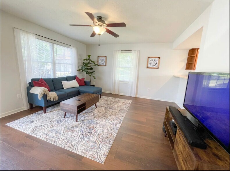 Building Photo - 1698 W Sunstone Dr