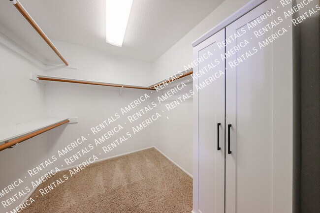 Building Photo - 532 E Stonebridge Dr