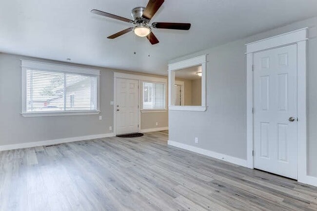 Building Photo - Ensign Ave Duplex