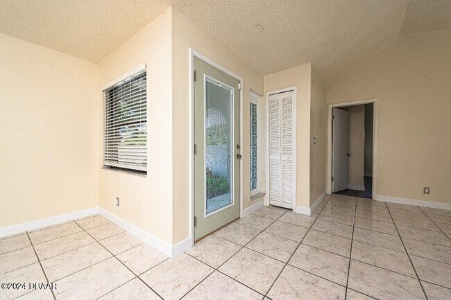 Building Photo - 4 Baywood Dr