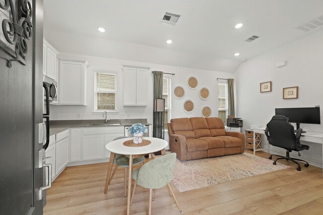 Building Photo - 9405 Vis Fls Trce