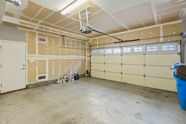 Building Photo - VERSATILE LUXURY LIVING IN RIVERMARK CORNE...