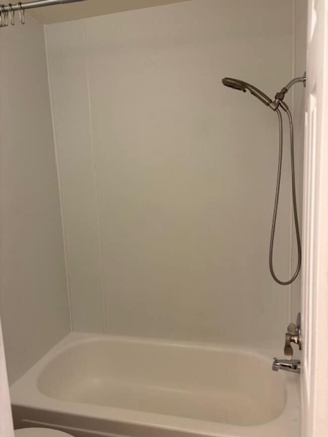 Building Photo - Close to Campus 2BD/1.5 BA Townhouse - Ava...