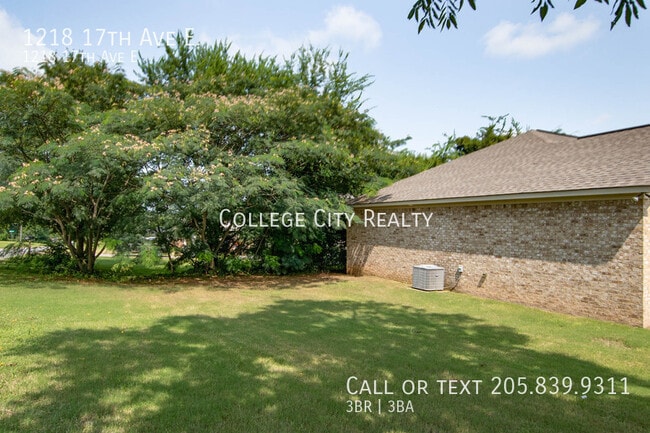 Building Photo - 1218 17th Ave E