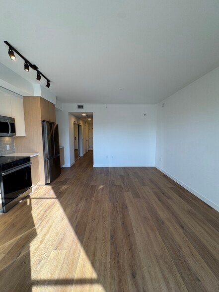 Building Photo - 1640 NE 125th St