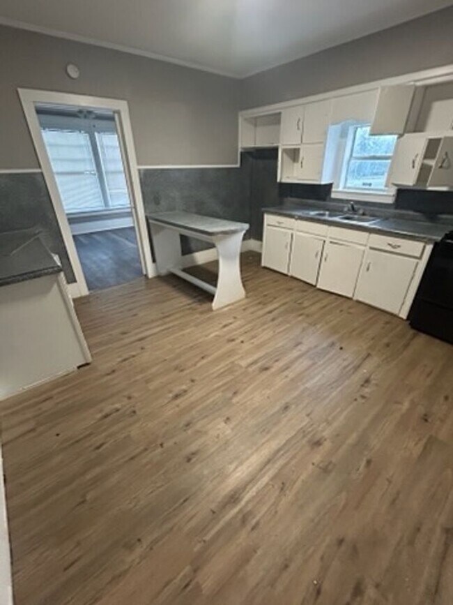 Building Photo - 350 W Waco Ave