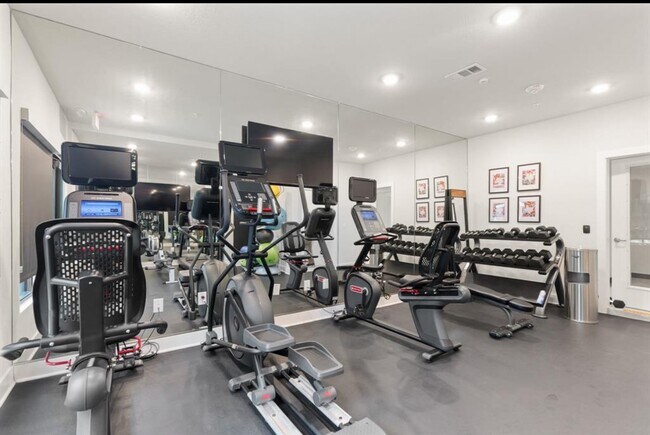 Building Photo - 6804 Westview Dr