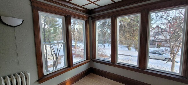 Building Photo - AVAILABLE NOW - 4 Bedroom with garage