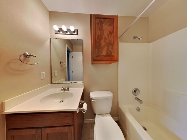 Building Photo - *No App Fee.*$1,000 off First Month* move ...