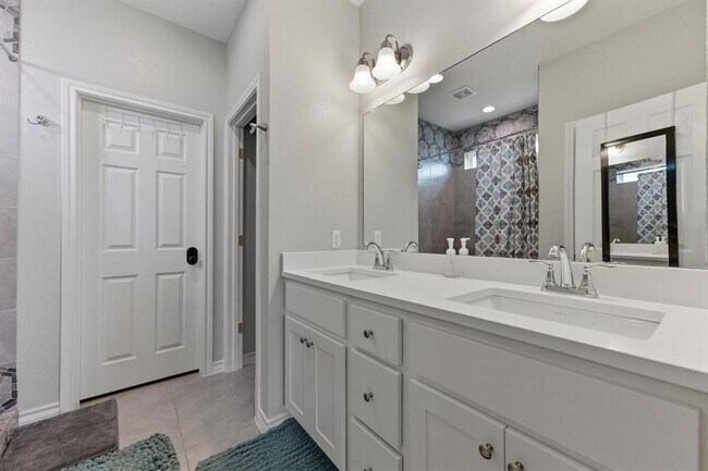 Building Photo - 2009 Los Olivios Wy