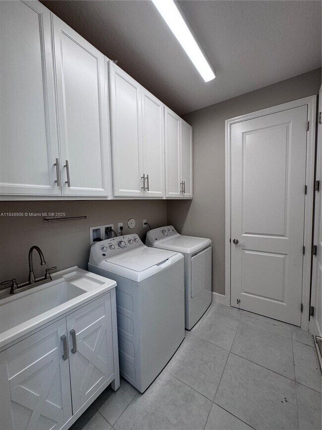 Building Photo - 12780 SW Clear Water Way