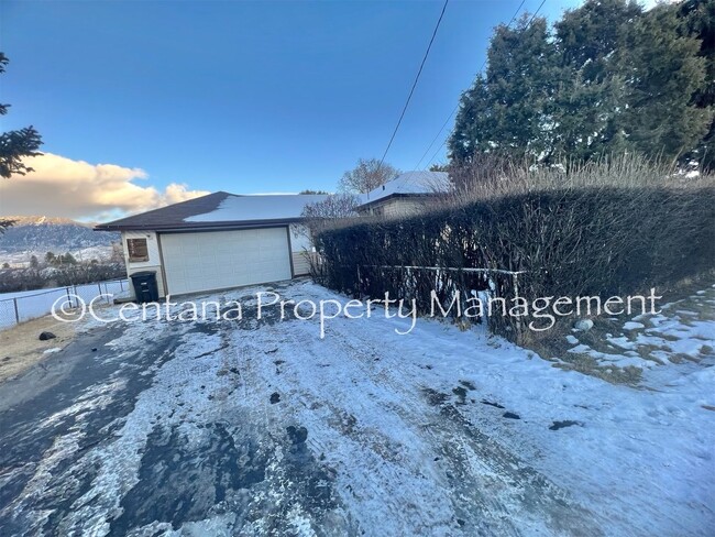 Building Photo - Large 2 bedroom house with an oversized ga...