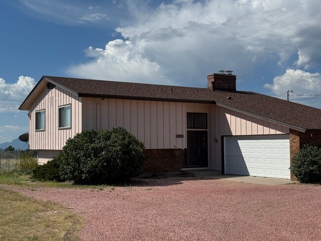 Building Photo - 5 bedroom, 3 bath, 2 car on acreage near t...
