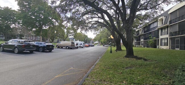 Building Photo - 3680 Inverrary Dr