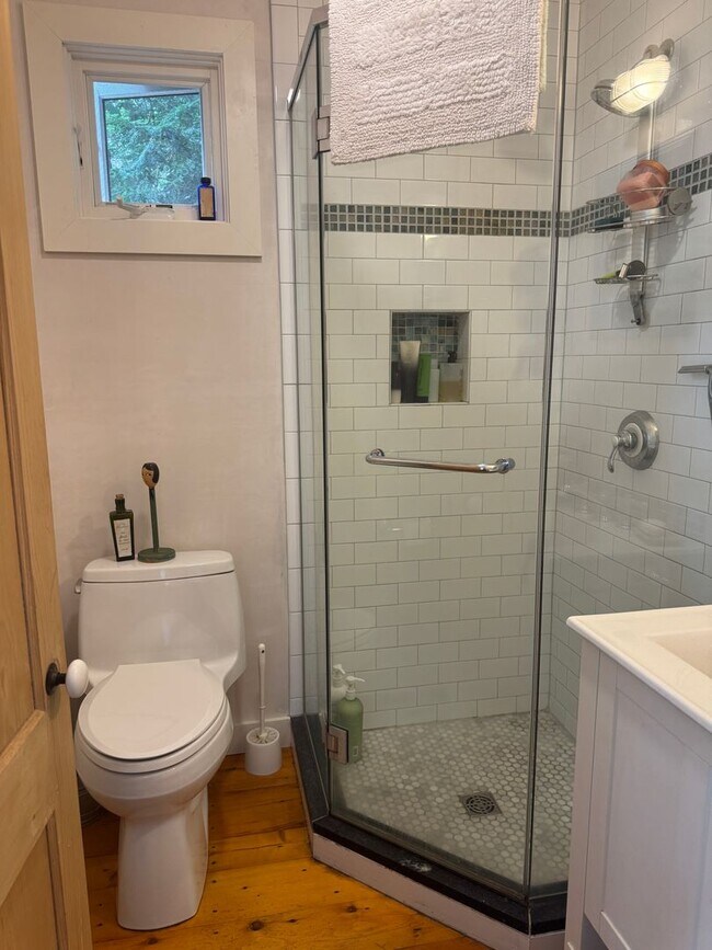 Building Photo - Short term- 4 Bedroom just two blocks from...