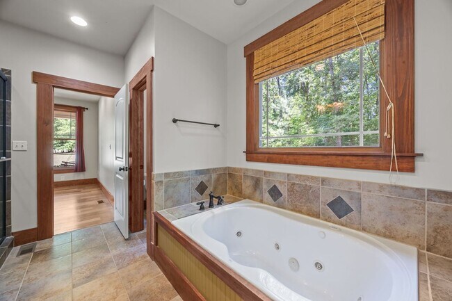 Building Photo - 2171 Briarwood Cir