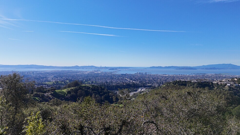 Building Photo - 6100 Skyline Blvd