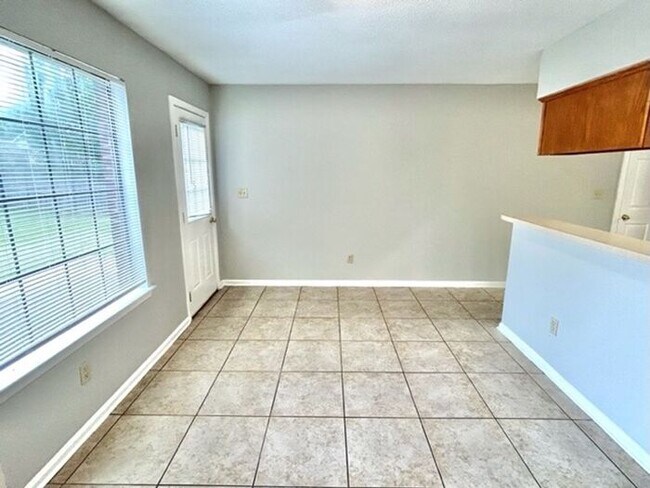 Building Photo - Now Leasing A 5 Bedroom 2 Bath Home In Memphis. Availalbe Now