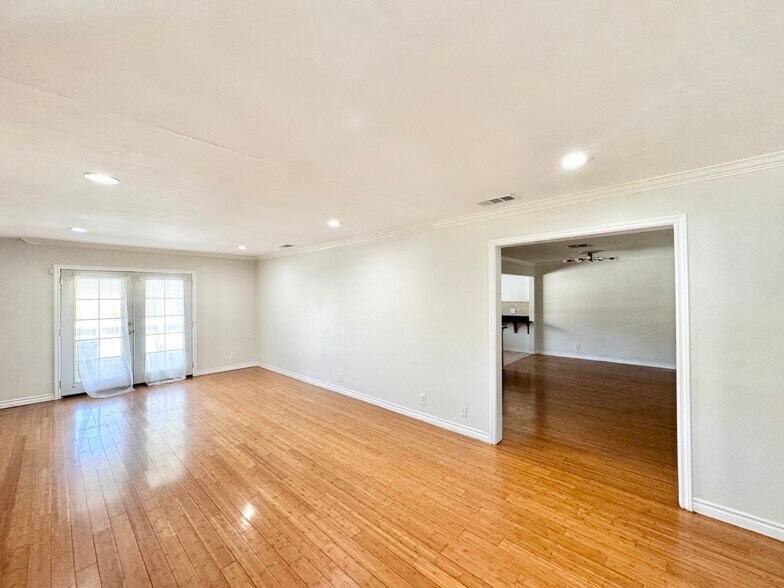 Building Photo - 5138 W 141st St