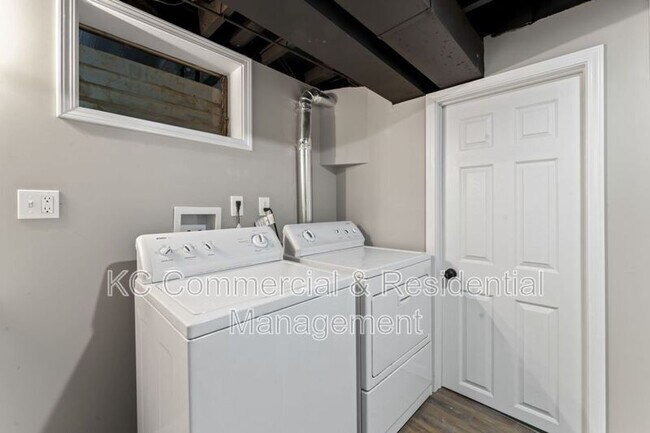 Building Photo - 7809 NE San Rafael Dr