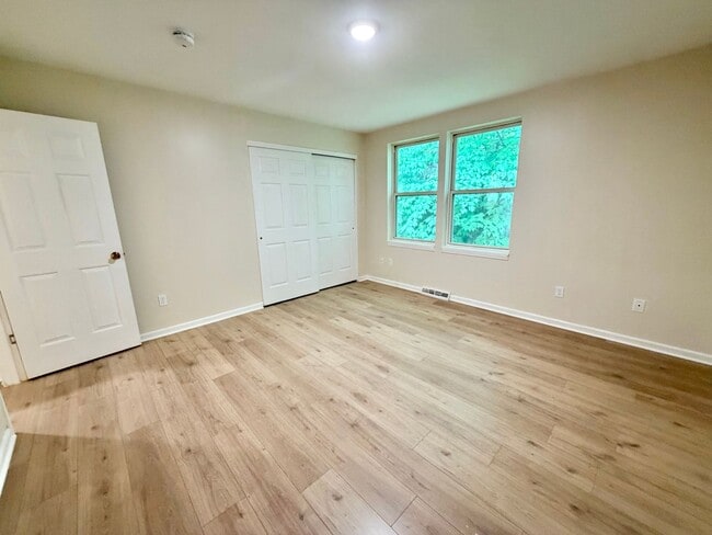 Building Photo - 2 Bedroom (+ Office) Home Burlington Available 8/1