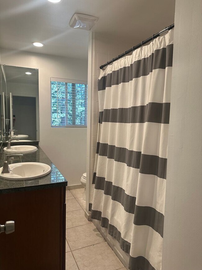 Building Photo - Charming 3 Bed, 2 Bath on Gardner Mountain