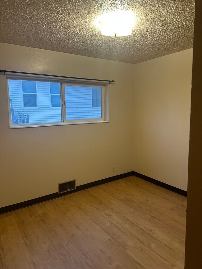 Building Photo - 541 Jensen-
