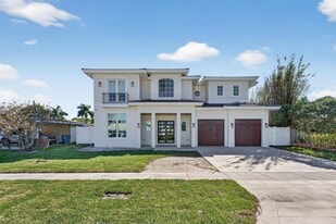 Building Photo - 310 SE 9th Ct