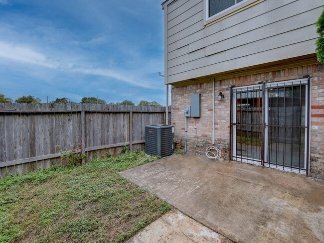 Building Photo - 6330 Creekbend Dr