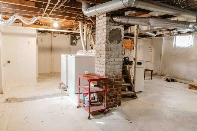 Building Photo - Charming 3 Bedroom Home with Hardwood Floo...