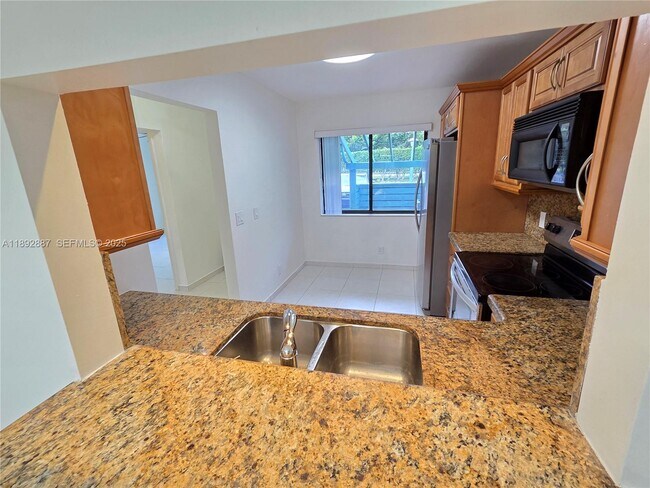 Building Photo - 460 Lakeview Dr