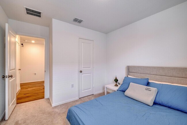 Building Photo - 2700 Schwartz Ln