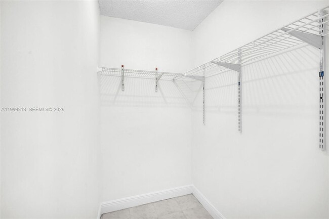 Building Photo - 685 W Park Dr