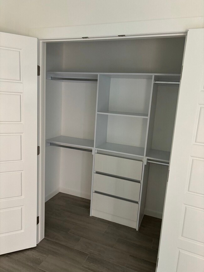 Building Photo - 312 W Campeche Ave
