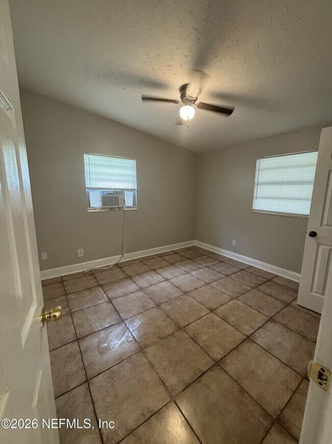 Building Photo - 2842 Tulip Cir E