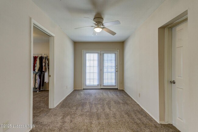 Building Photo - Charming & Unique 4 Bedroom