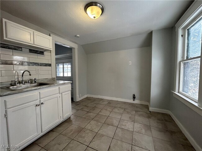Building Photo - 3233 W 94th St