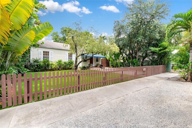 Building Photo - 2920 SW 30th Ct